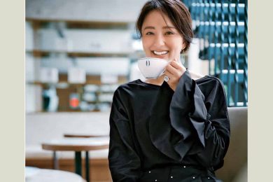 7月からの“ほぼ黒コーデ”は「ほの甘な黒トップス」で華やぐ！大人に似合う〈2選〉