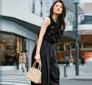 ラクなのにちゃんとお洒落！40代の「ゆったりパンツコーデ」は“ほぼクロ”が大正解〈4選〉