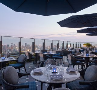 天空のテラスで乾杯！「フォーシーズンズホテル東京大手町」に、初夏のフリーフロープランが登場