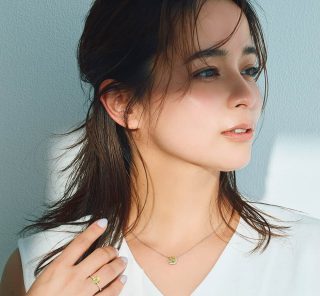ダイヤの人気が「白→黄」へシフト！顔周りが華やぐ、40代の【大本命ジュエリー】2選
