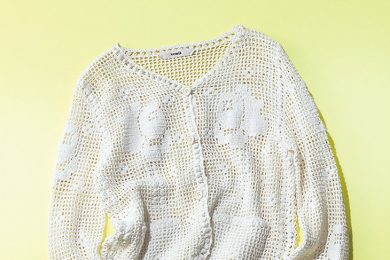秋まで使えてコスパ◎。40代の「いつものパンツ」が見違える【トレンド羽織り】