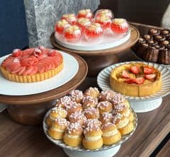 デザートトロリーが魅力的♡ “桃×シャンパーニュ”の極上アフタヌーンティーを「フェアモント東京」で