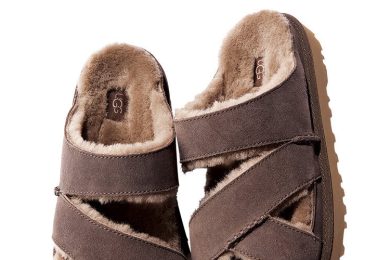40代、夏のマストアイテム！大草直子さんが7月に「UGGのサンダル」を推す理由。