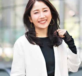 小物使いがカギ！【40代仕事服SNAP】モノトーン服が”地味見えしない”コツは？