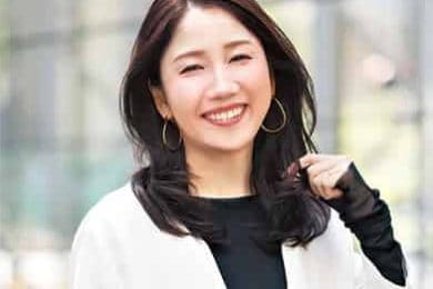 小物使いがカギ！【40代仕事服SNAP】モノトーン服が”地味見えしない”コツは？