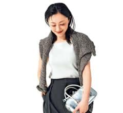 「Tシャツコーデ」が一番垢抜ける小物！【横長バッグ】ならたくさん入って、ラクに洒落る