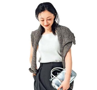 「Tシャツコーデ」が一番垢抜ける小物！【横長バッグ】ならたくさん入って、ラクに洒落る