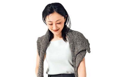 「Tシャツコーデ」が一番垢抜ける小物！【横長バッグ】ならたくさん入って、ラクに洒落る