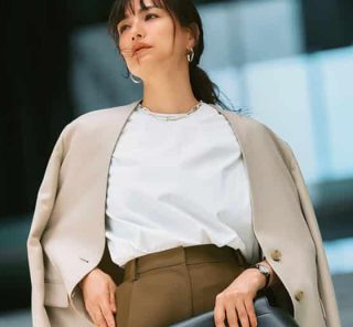 『ジャケットの中に何着る？』の正解！普通のTシャツよりキレイ見えする【上品トップス】4選