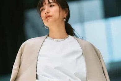 『ジャケットの中に何着る？』の正解！普通のTシャツよりキレイ見えする【上品トップス】4選