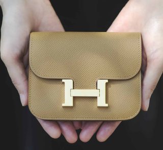 【エルメス】オシャレな40代が愛用している上品「ミニ財布」＜スナップ6選＞