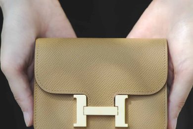 【エルメス】オシャレな40代が愛用している上品「ミニ財布」＜スナップ6選＞
