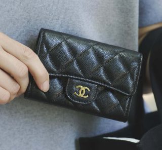 【シャネル、エルメスetc.】オシャレ40代がリアルに愛用している「ミニ財布」＜スナップ18選＞