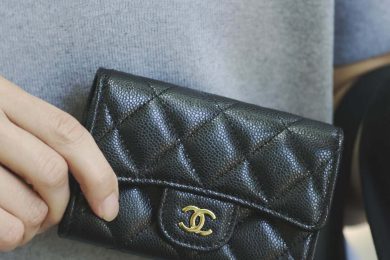 【シャネル、エルメスetc.】オシャレ40代がリアルに愛用している「ミニ財布」＜スナップ18選＞