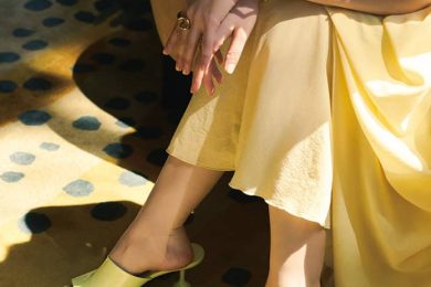 「ワイドパンツコーデ」を格上げする”足元の正解”は？華がある【キラキラミュール】2選