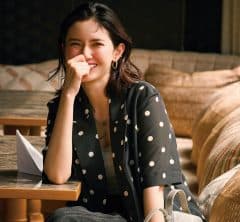 真夏の「ワイドパンツ」コーデが華やぐ！大人にちょうどいい【甘めトップス】5選