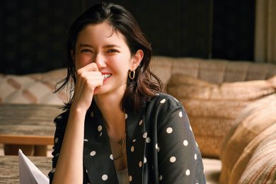 真夏の「ワイドパンツ」コーデが華やぐ！大人にちょうどいい【甘めトップス】5選