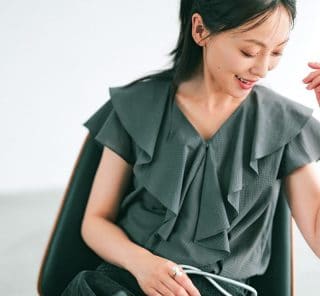 【Tシャツ感覚で着られる】体型カバーもきれい見えも！40代の『夏ブラウス』5選