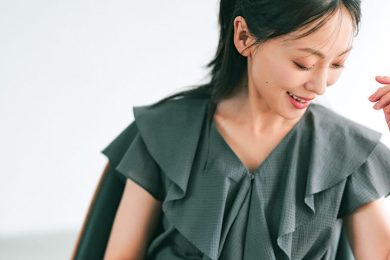 【Tシャツ感覚で着られる】体型カバーもきれい見えも！40代の『夏ブラウス』5選