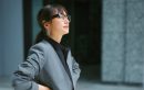 佐田真由美 グレージャケット グレーロングスカート メガネ 通勤コーデ