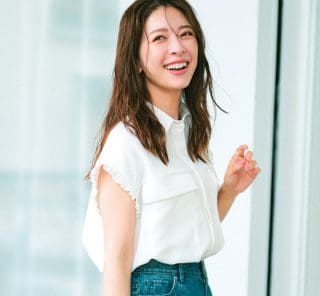 1枚でも“のっぺり見えない”！40代にちょうどいい夏の【白トップス名品】6選
