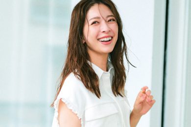 1枚でも“のっぺり見えない”！40代にちょうどいい夏の【白トップス名品】6選