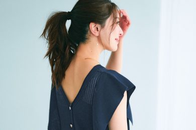 気になる二の腕をきちんとカバー！40代も安心のきれいめ「ノースリトップス」5選