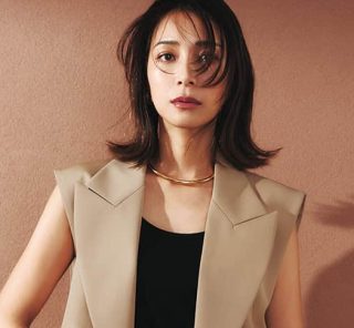 「夏服が貧相に見える」40代パンツ派が、上半身を”品よく盛る”最旬トップスは？〈2選〉