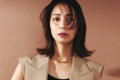 「夏服が貧相に見える」40代パンツ派が、上半身を”品よく盛る”最旬トップスは？〈2選〉