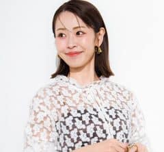 「デコルテの削げ」に悩む40代の正解は？【シアートップス×華奢ストラップ】が着映えする！
