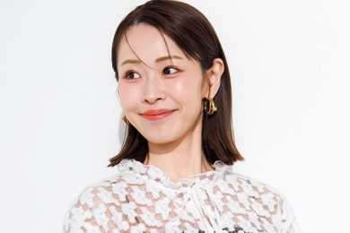「デコルテの削げ」に悩む40代の正解は？【シアートップス×華奢ストラップ】が着映えする！