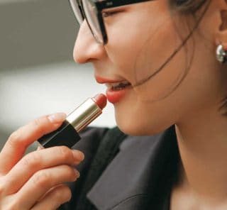 オシャレ40代がリアルに愛用【血色感リップ】3選。くすみをはらって顔色が華やぐ！