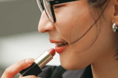 オシャレ40代がリアルに愛用【血色感リップ】3選。くすみをはらって顔色が華やぐ！