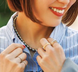 この夏は【キラキラアクセサリー】で圧倒的に垢抜ける！40代に人気の〈形・素材〉SNAP4選