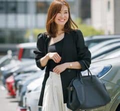【気温28℃初夏コーデ】オシャレ40代の定番は「肌見せ服×ジャケット」!〈SNAP3選〉
