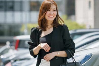 【気温28℃初夏コーデ】オシャレ40代の定番は「肌見せ服×ジャケット」！〈SNAP3選〉