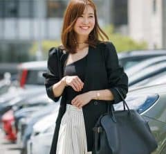 ワイドパンツの人気が「黒→白」にシフト!40代が着膨れせずキレイ見えするコツは?