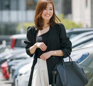 ワイドパンツの人気が「黒→白」にシフト！40代が着膨れせずキレイ見えするコツは？