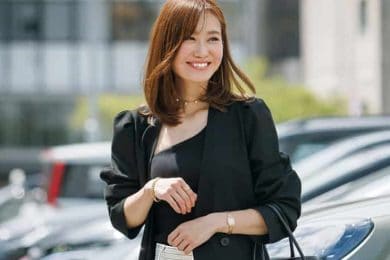 ワイドパンツの人気が「黒→白」にシフト！40代が着膨れせずキレイ見えするコツは？