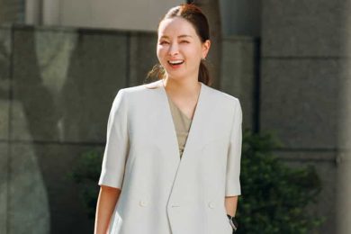 白より使えて、垢抜ける！今「なじませエクリュカラー」が40代に大流行中の理由〈SNAP3選〉