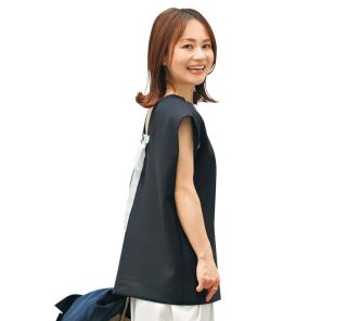 40代「ワイドパンツ派」が華やぐ【アクセサリー】の盛り方4選。地味見えしない最適解〈SNAP〉