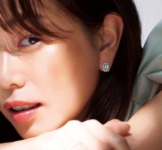 【蛯原友里さん愛用】夏のミニマルコーデに選ぶのは「グラフ」のダイヤピアス