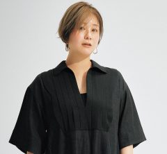 羽織りもテクも不要!二の腕出さずにスッキリ見える【黒ワンピ】が40代の新定番
