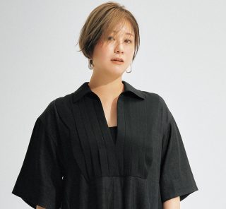 羽織りもテクも不要！二の腕出さずにスッキリ見える【黒ワンピ】が40代の新定番