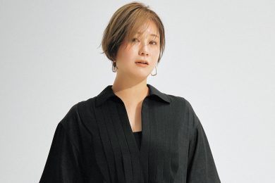 羽織りもテクも不要！二の腕出さずにスッキリ見える【黒ワンピ】が40代の新定番