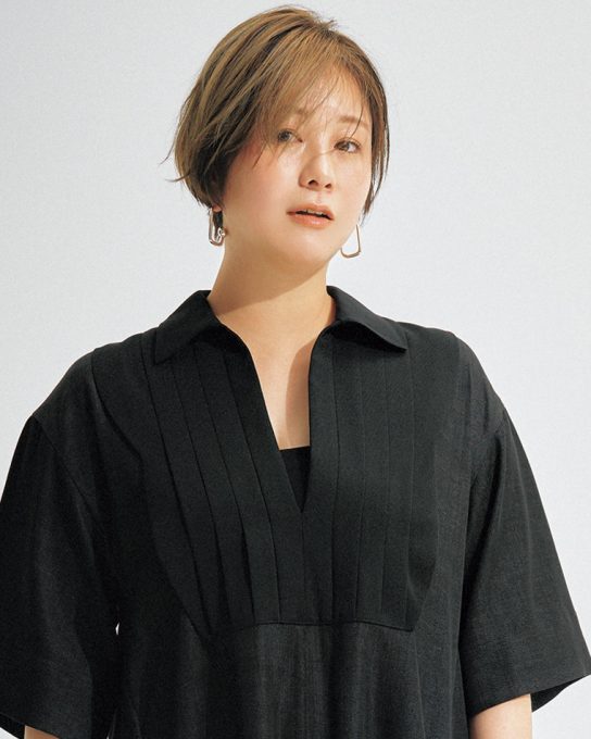 羽織りもテクも不要！二の腕出さずにスッキリ見える【黒ワンピ】が40代の新定番