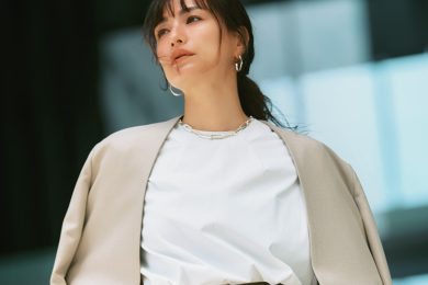 【40代夏のお仕事コーデ】ジャケットを脱いでもサマになる最強インナーは？