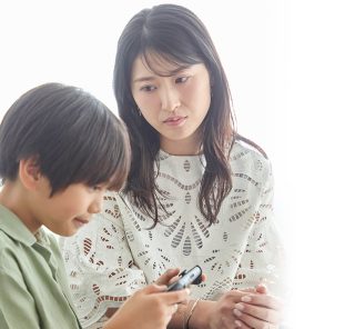 学校も遊びもデジタル化する今、子どもの疲れ目をどうケアする!?
