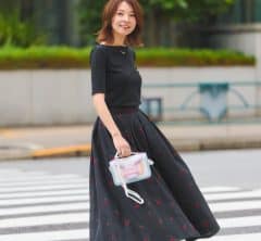 雨の日こそ「黒」が頼れる！重く見せない40代のオシャレSNAP5選