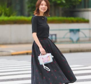 雨の日こそ「黒」が頼れる！重く見せない40代のオシャレSNAP5選